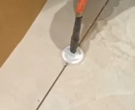 瀍河瓷砖空鼓维修公司专业解答瓷砖在铺贴过程中，如果没有涂抹均匀到位的粘结材料（如水泥砂浆或瓷砖胶），可能会导致以下问题