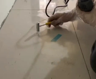 瀍河瓷砖开裂维修公司专业分享瓷砖在铺贴前如果没有沥干水分，将会导致以下问题